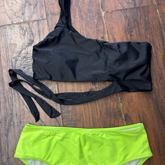 Black One-Shoulder Bikini Top and Neon Green High-Wais Bottoms <<<154>>> - Picture 3 of 5